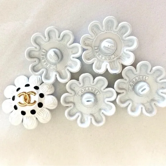 5 - 💯 Authentic Chanel Vintage Buttons! - Picture 2 of 5